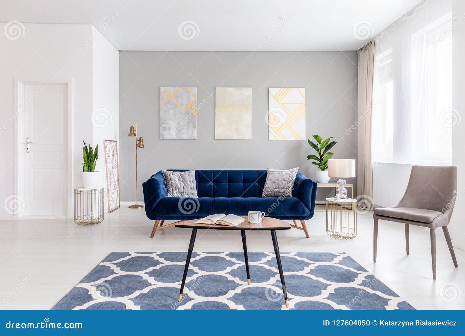 Estilo Moderno De Sala De Estar Interior Con Muebles Azules Del Sofá Fotos de stock - Fotos libres de regalías de Dreamstime