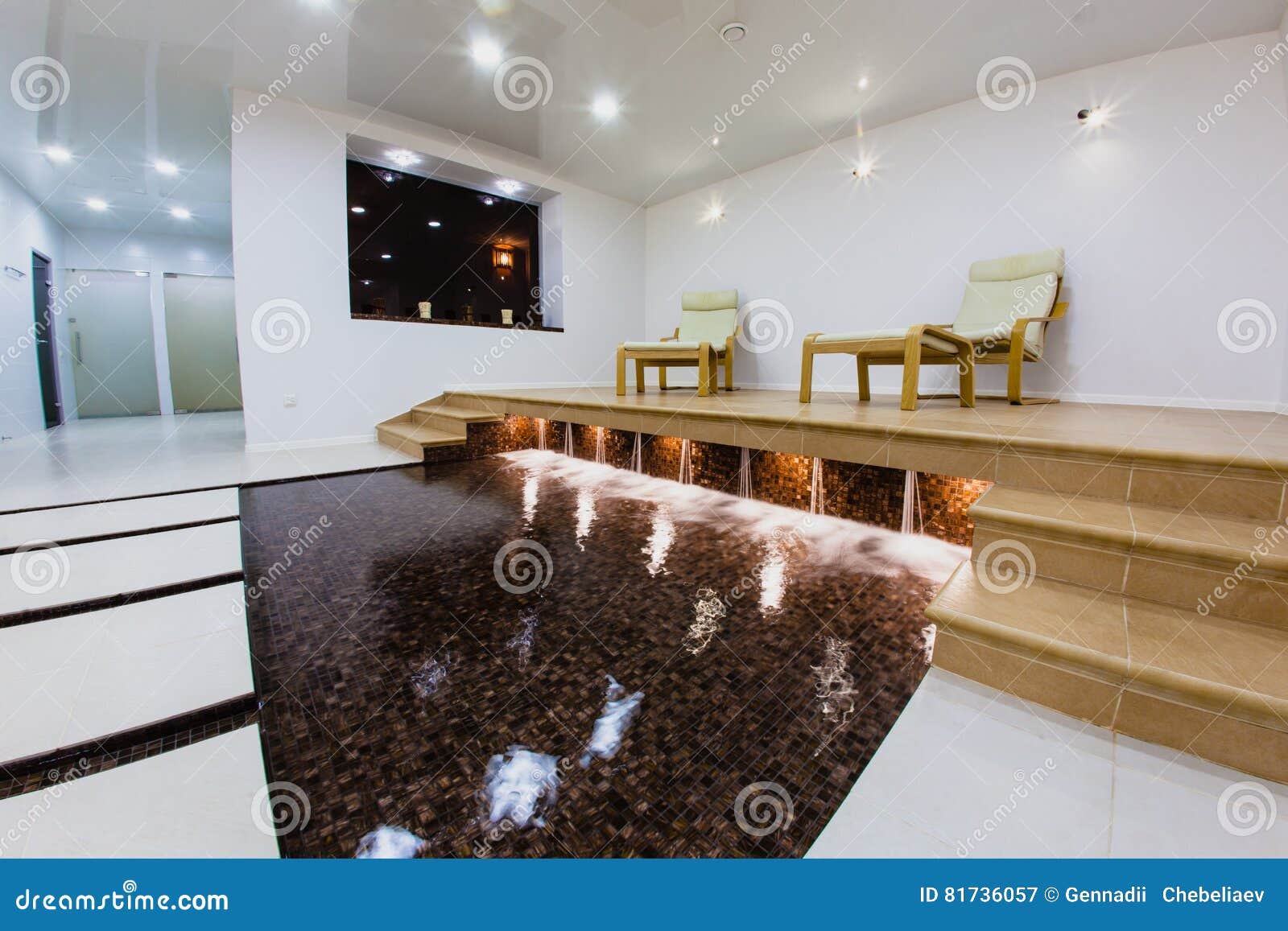 Interior De La Sauna Con Una Piscina Imagen de archivo Imagen de