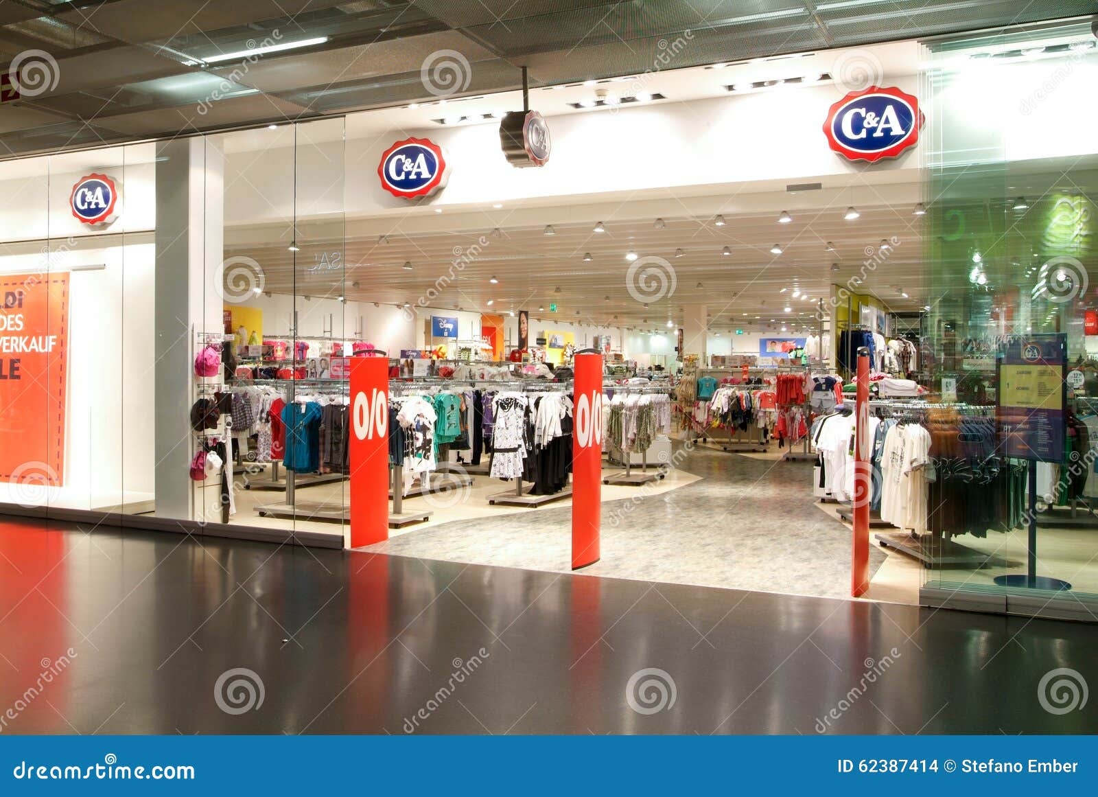 Interior De La Tienda De La De La Moda De C&a Imagen de archivo editorial - Imagen de centro, industria: 62387414