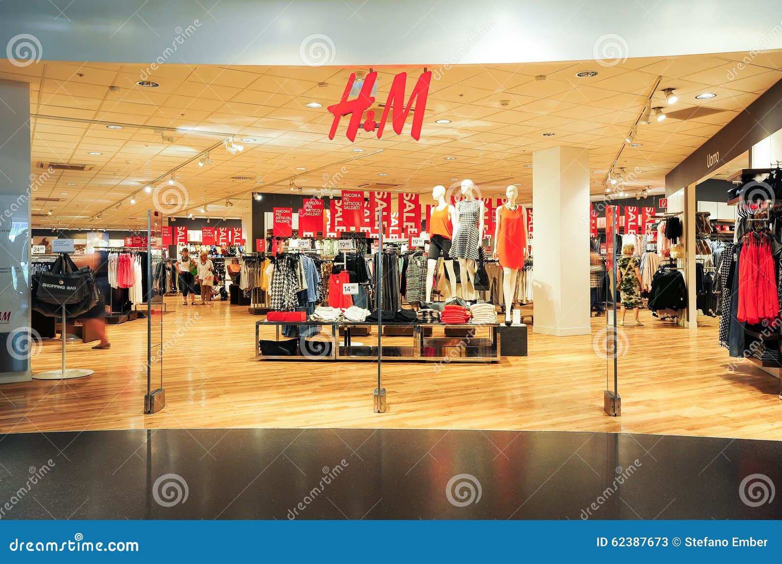 Interior De La Tienda De La Ropa De La Moda De H&M Foto de archivo editorial - de cristal, industria: 62387673