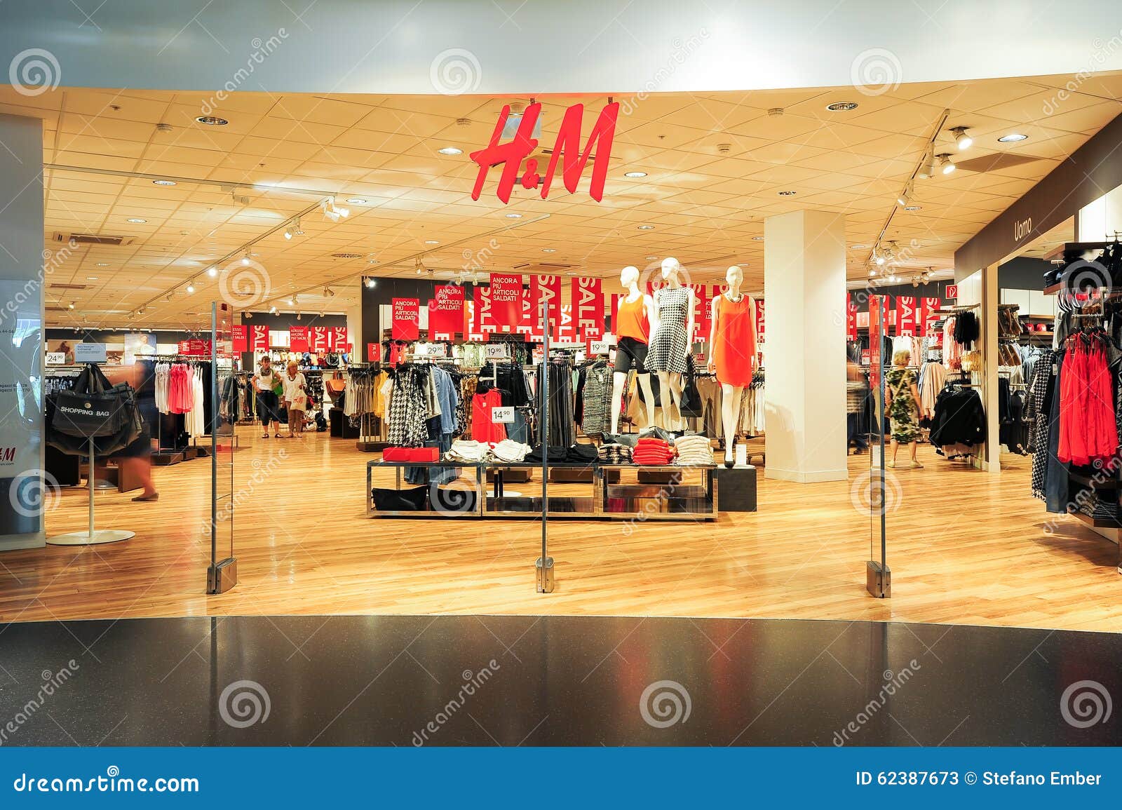 Interior De La Tienda De La Ropa De La Moda De H&M Foto de archivo