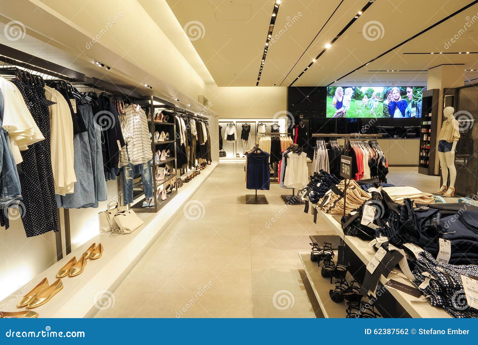Interior La Tienda De La Ropa De La Moda De Zara Fotografía - Imagen de estructura, juego: 62387562