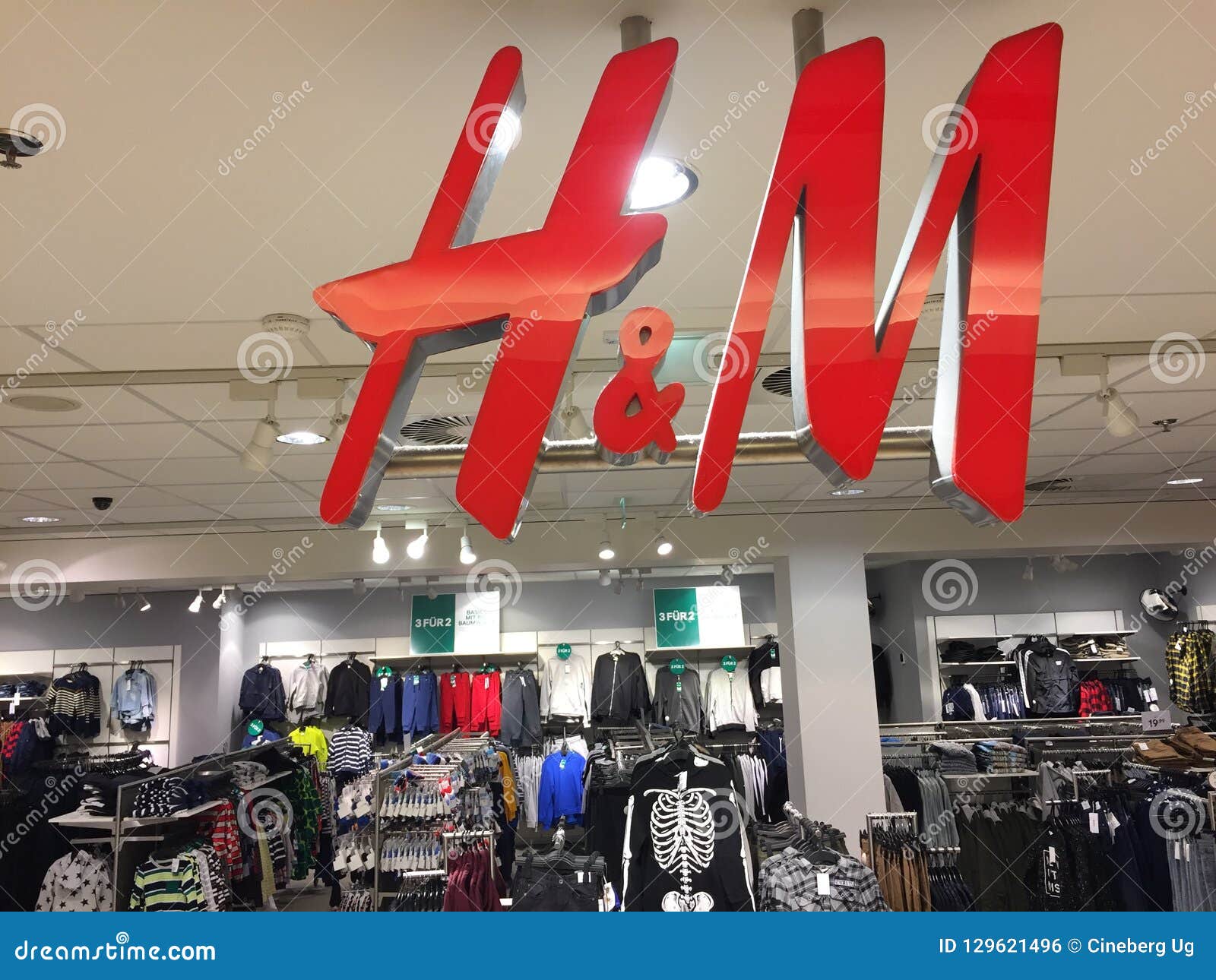 Interior De La Tienda De H&M Foto editorial Imagen de tienda, marca