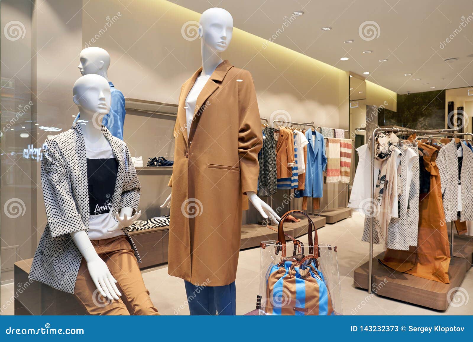 Interior De La Tienda De La Ropa De Las Mujeres En La Alameda Foto de