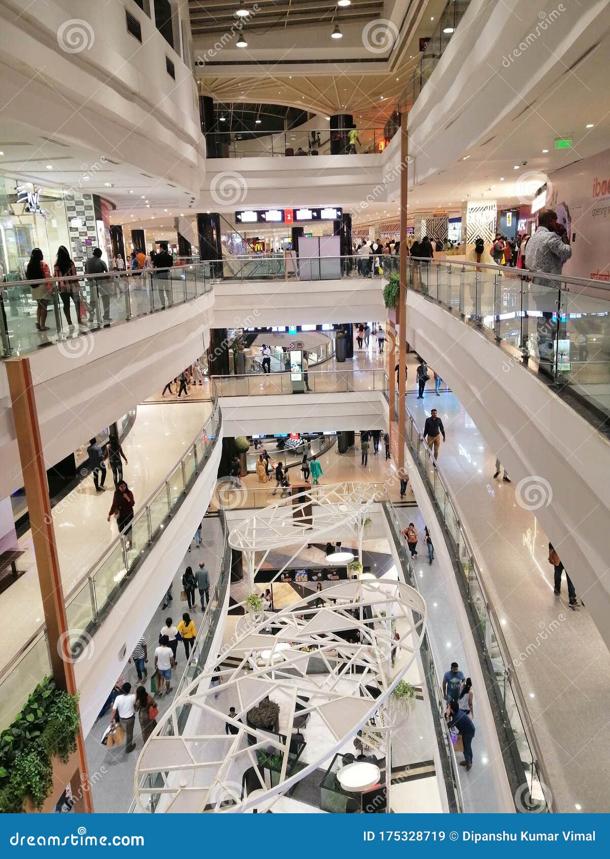 Interior De Phoenix Mall Pune Imagen de archivo editorial Imagen de