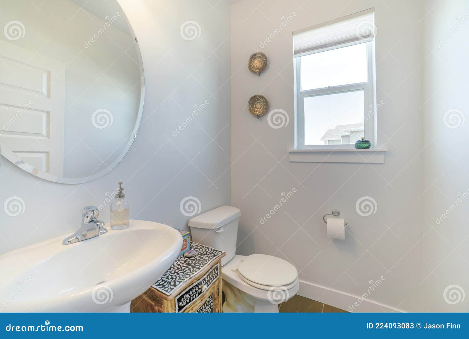 Interior De Uma Casa De Banho Branca Com Vidros Espelhados E Armário Imagem  de Stock - Imagem de banheiro, casa: 224093083