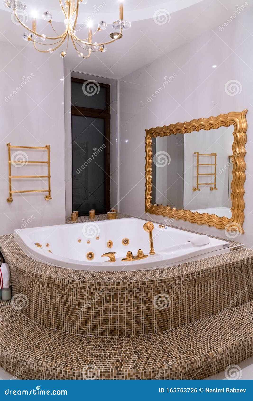 Interior De Un Cuarto De Baño De Lujo Con Jacuzzi Foto de archivo - Imagen  de casa, techo: 165763726
