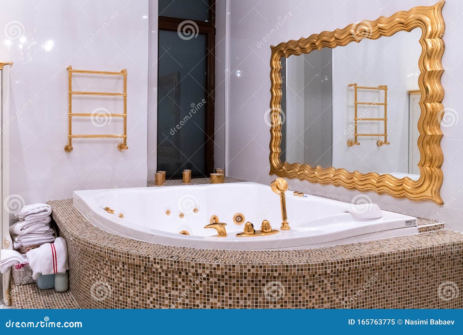 Jacuzzi En Habitación De Hotel Interior Foto de stock y más banco de  imágenes de Bañera - Bañera, Esquina, Abierto - iStock