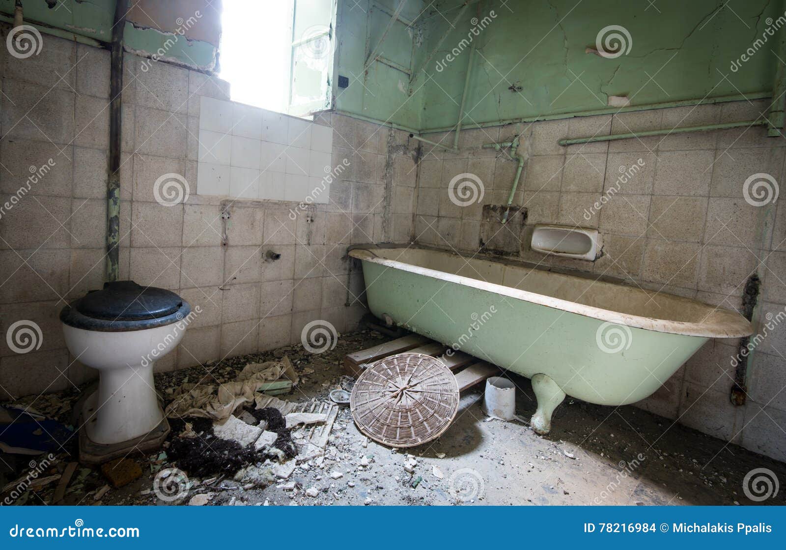 Interior De Un Cuarto De Baño Abandonado Sucio Foto de archivo - Imagen