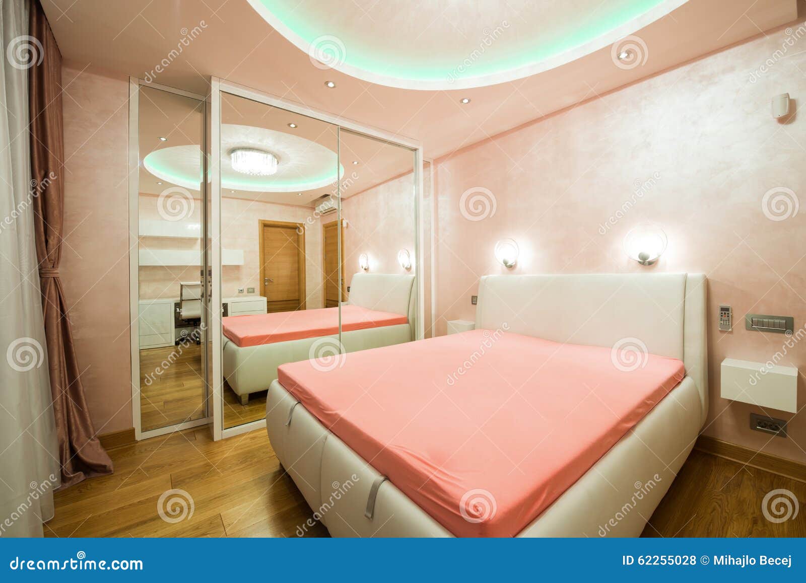 Interior De Un Dormitorio Moderno Con Las Luces De Techo De Lujo Foto