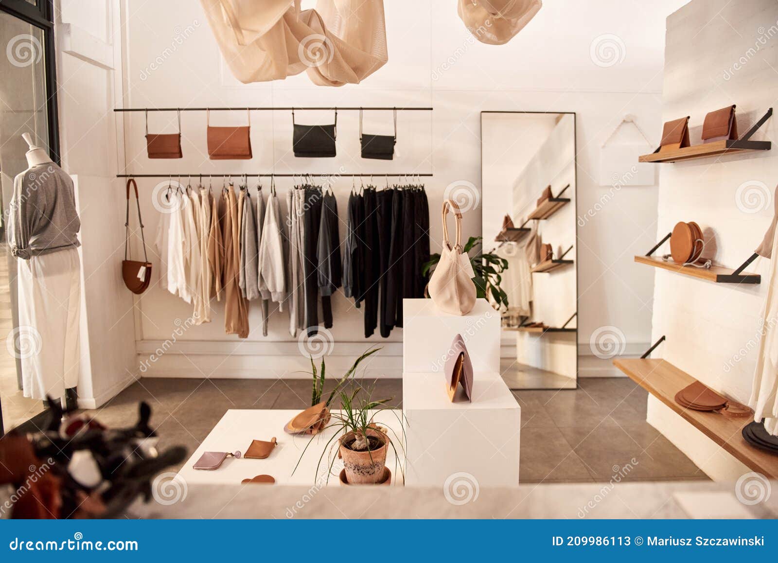 Interior De Una Elegante De Ropa Y Accesorios Imagen archivo - Imagen de lifestyle,