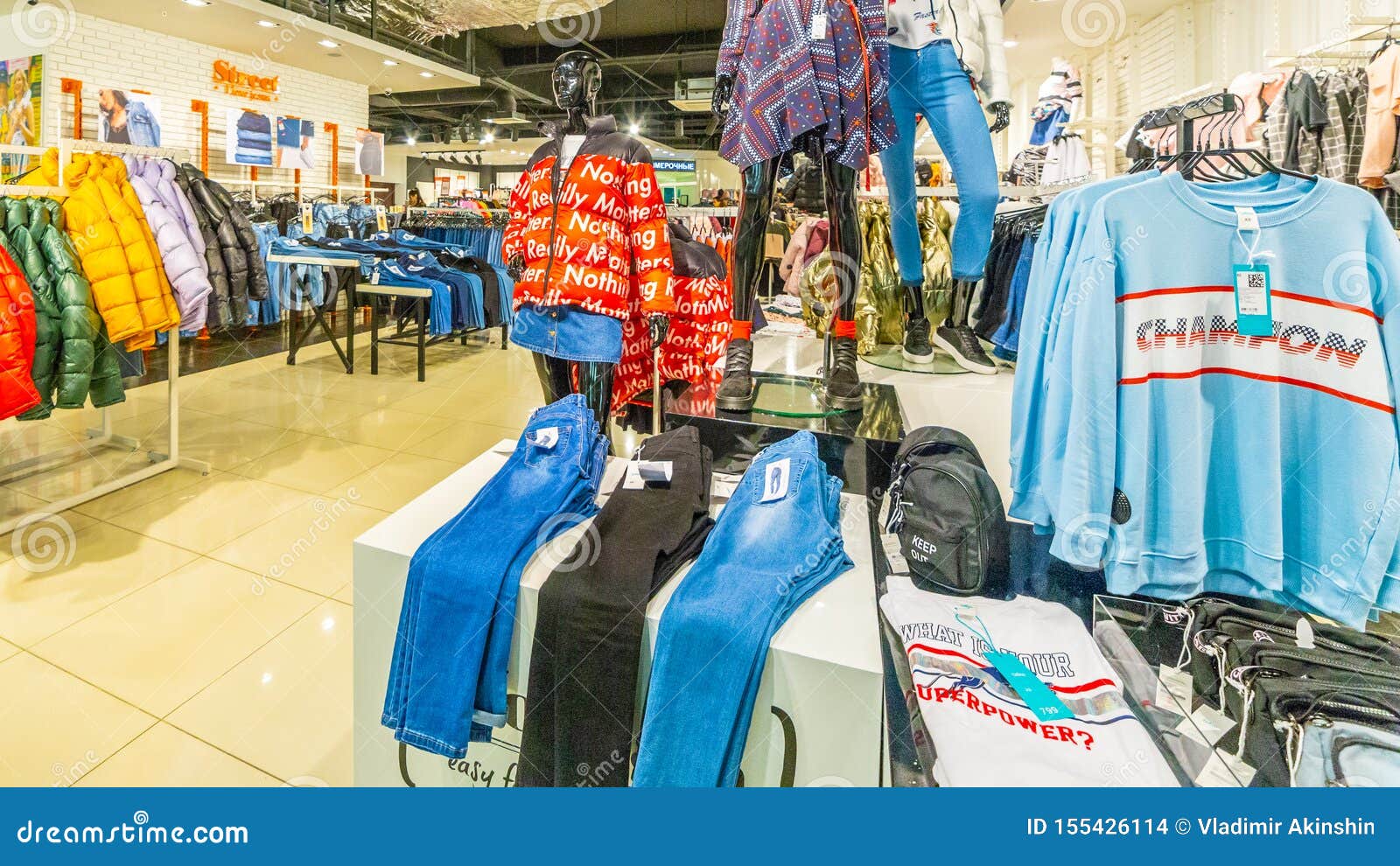 Interior De Una Tienda De Ropa Deportiva Imagen de archivo editorial -  Imagen de decoraciones, moderno: 155426114