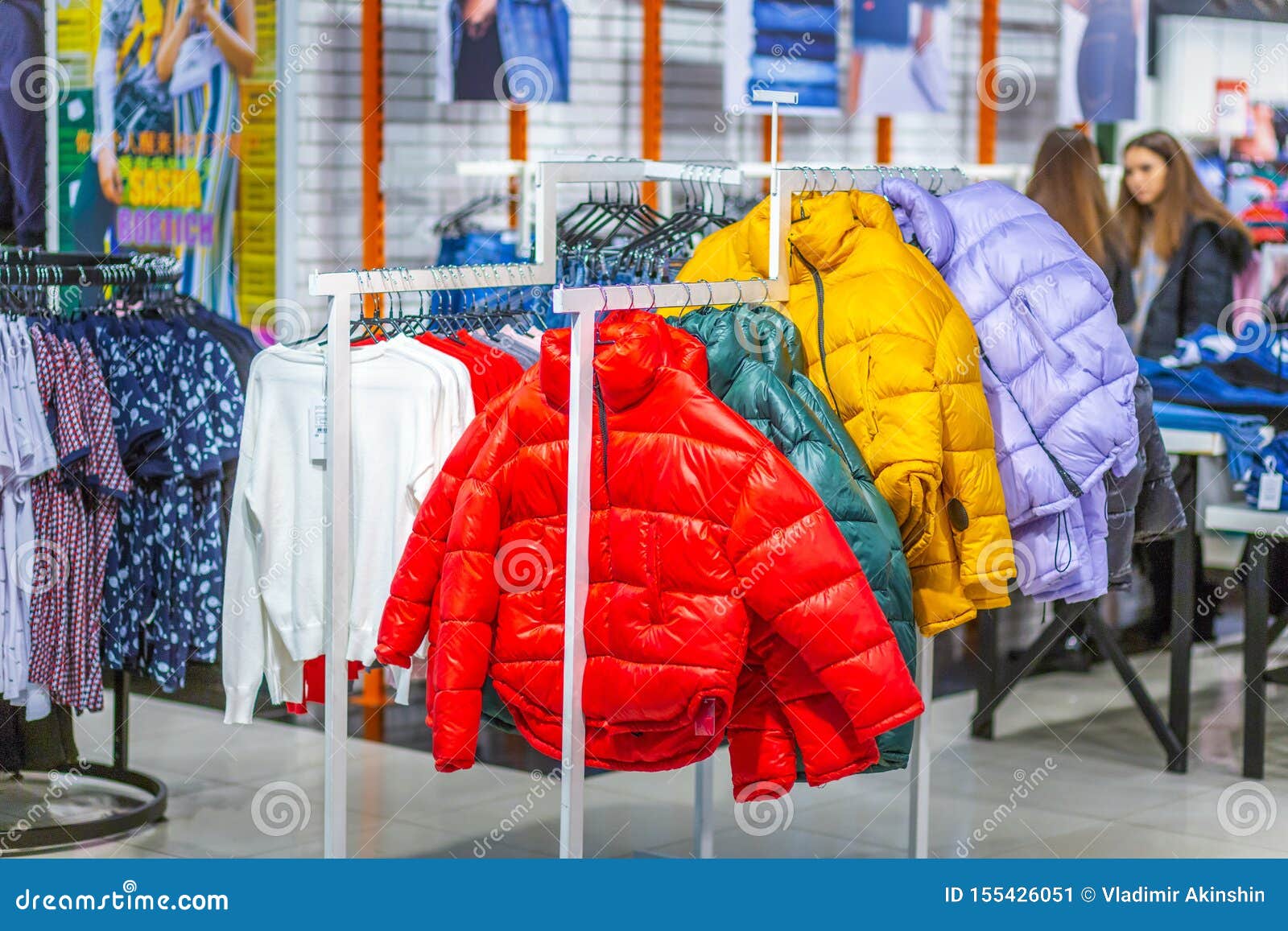 Interior De Una Tienda De Ropa Deportiva Foto editorial - Imagen de  perchas, lujo: 155426051