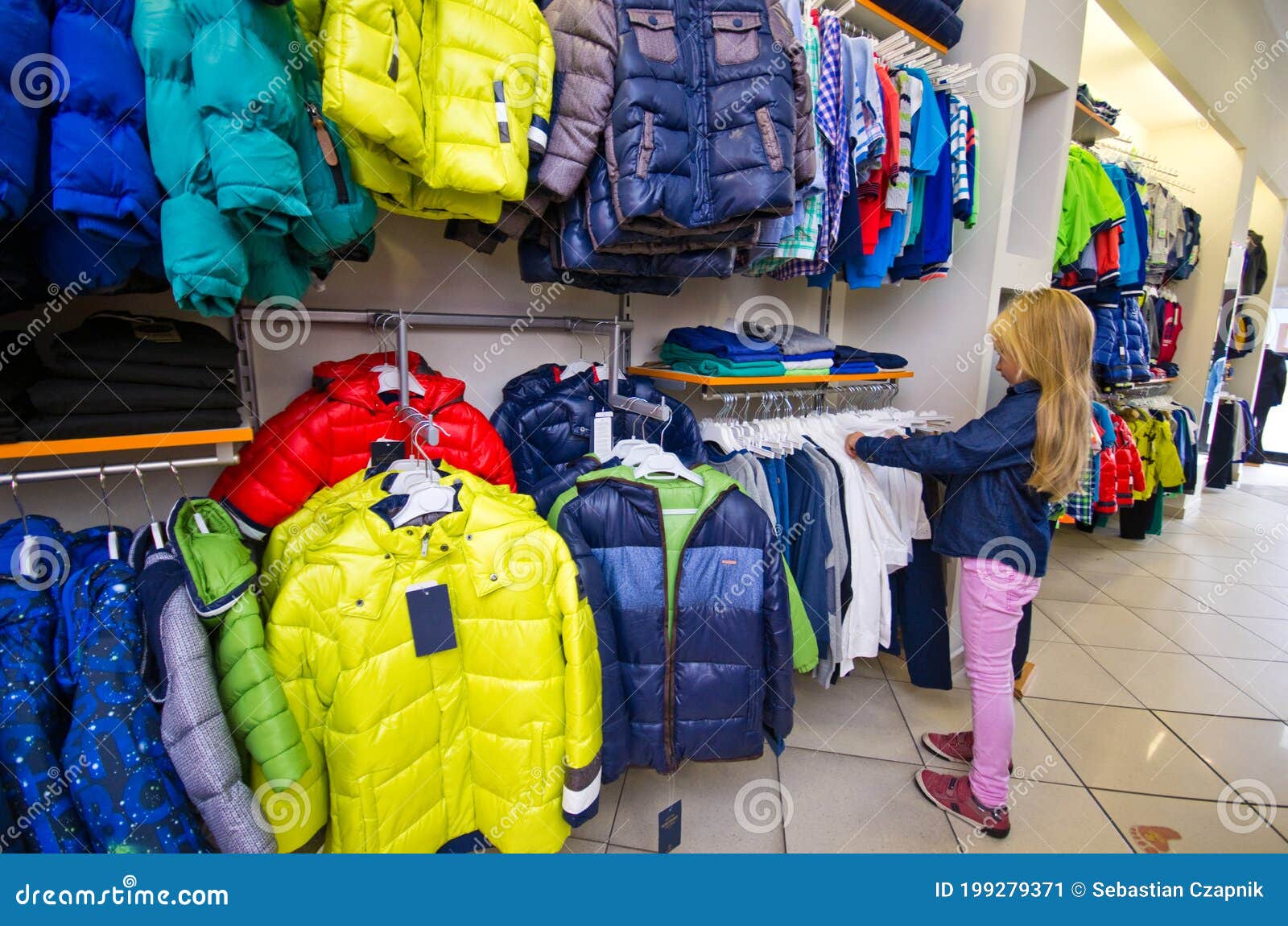 Interior De Una Tienda De Ropa Niños. Compras De Chicas Jóvenes Imagen archivo - Imagen de estantes, 199279371