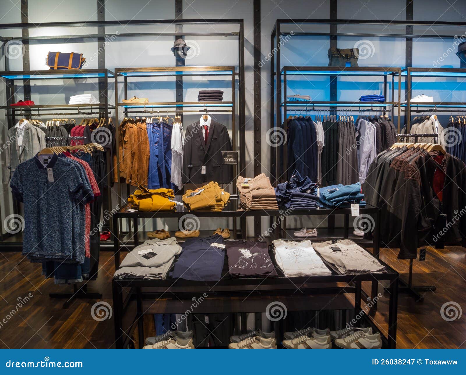 Interior Del Almacén De Ropa Imagen de archivo - Imagen de ocasional,  showroom: 26038247