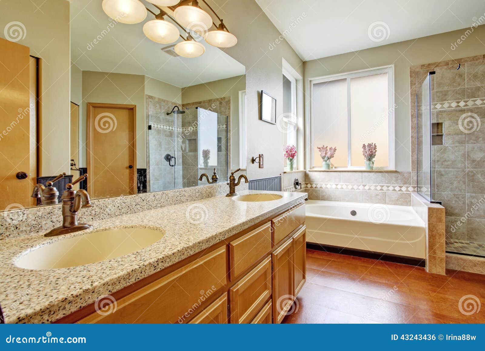 de archivo: Interior del cuarto de baño con el gabinete del top del 