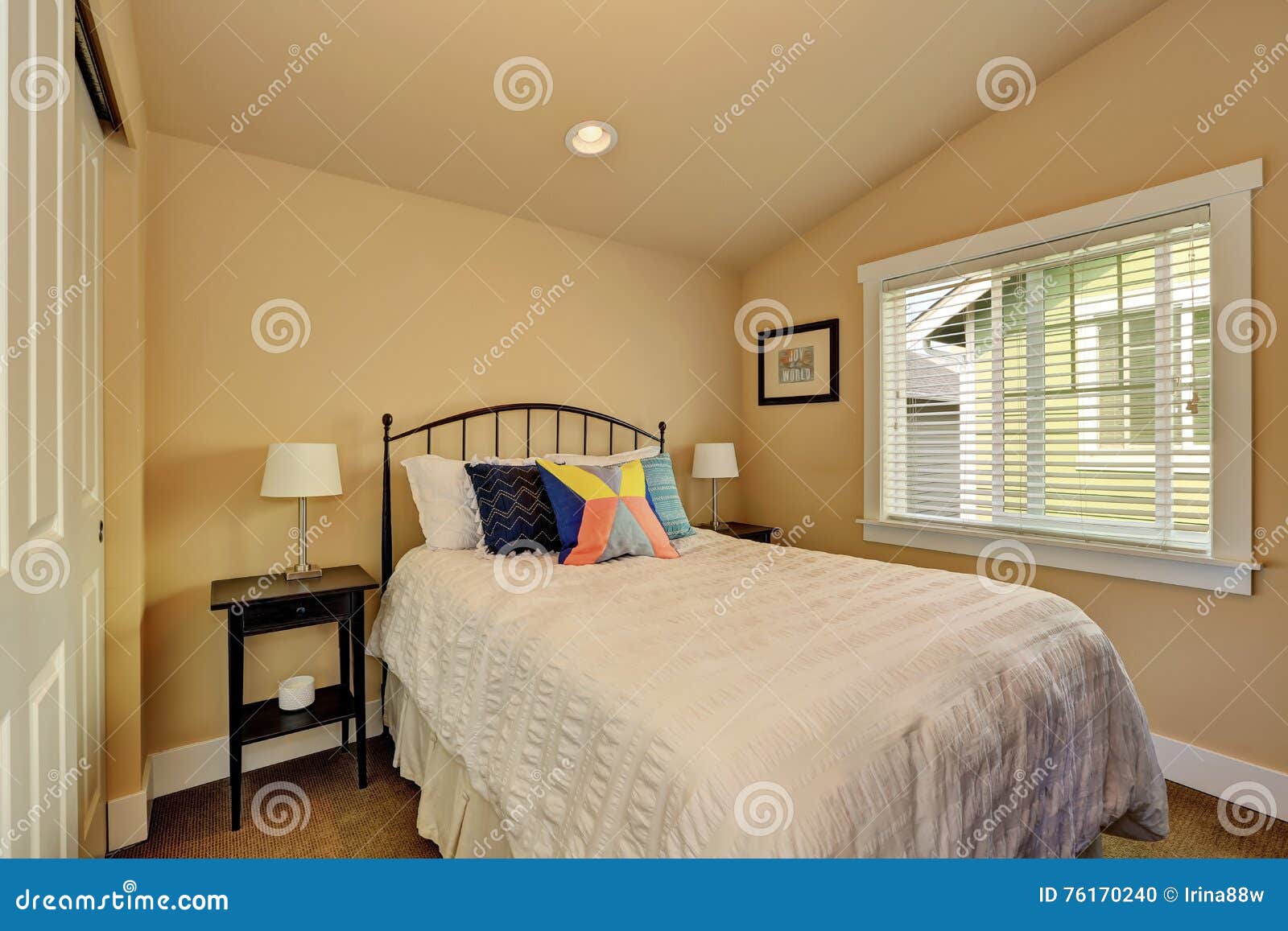 Quarto Com Teto Abobadado Em Tons De Bege Foto de Stock - Imagem de  assoalho, noroeste: 76170240, image size:1600x1157