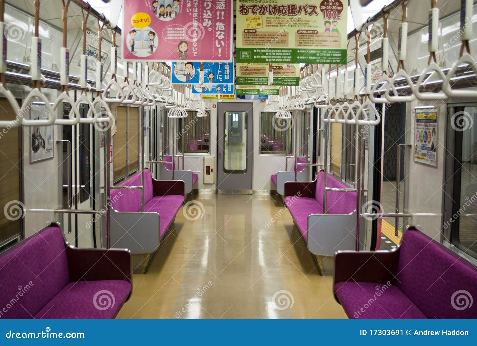 Interior do trem. Disparado do interior de um comboio da periferia japonês