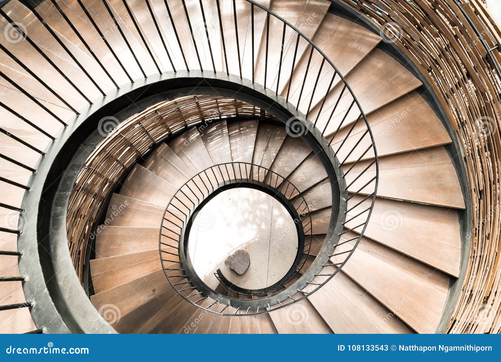 educador agujero noche Interior Espiral De La Decoración De La Escalera Del Círculo Imagen de  archivo - Imagen de escaleras, fondo: 108133543