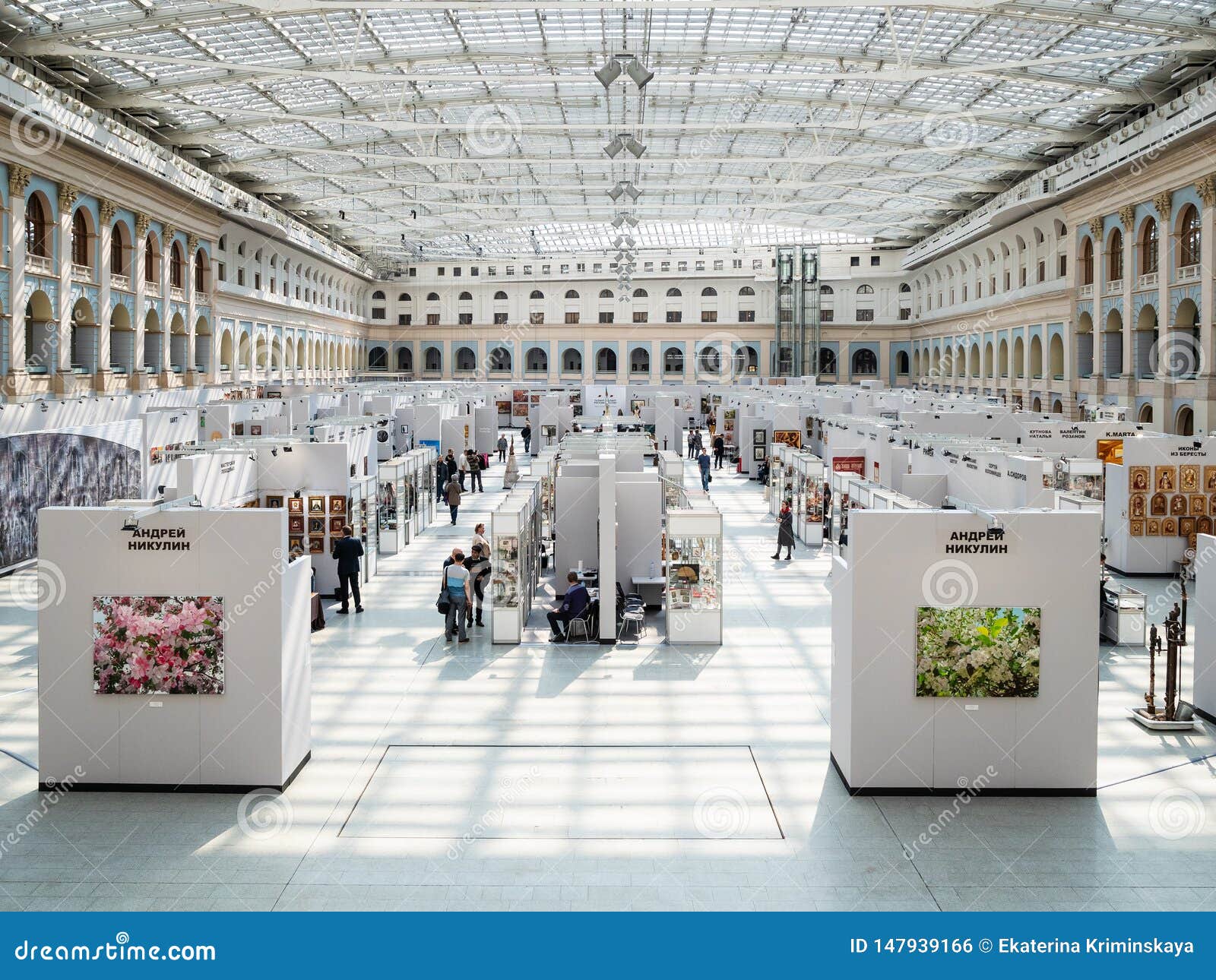 Арт москва гостиный двор. Гостиный двор Москва выставка 2022. Гостиный двор Москва выставка. Art Russia 2019 Гостинном дворе.