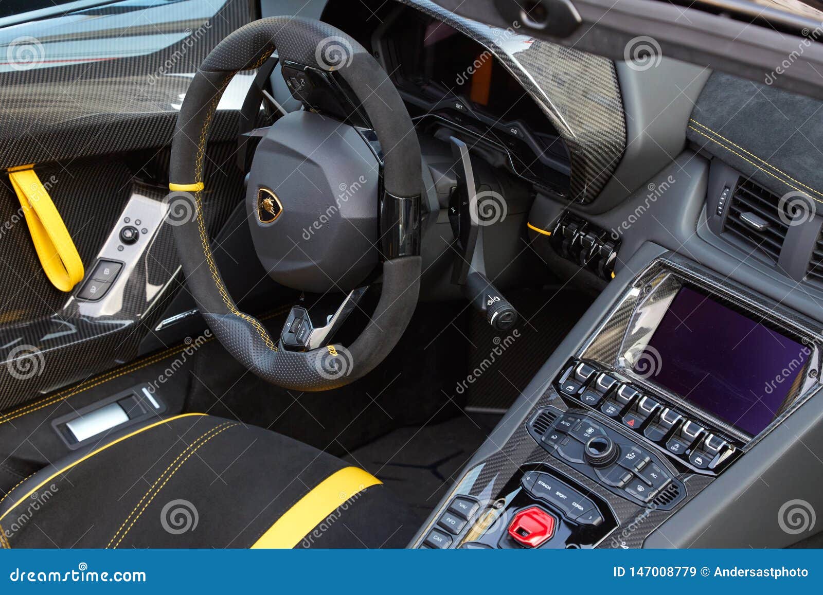 Interior Luxuoso Do Carro De Lamborghini Aventador Em Um Dia De Ver?o Em  Monte - Carlo, M?naco Imagem de Stock Editorial - Imagem de monaco,  potência: 147008779