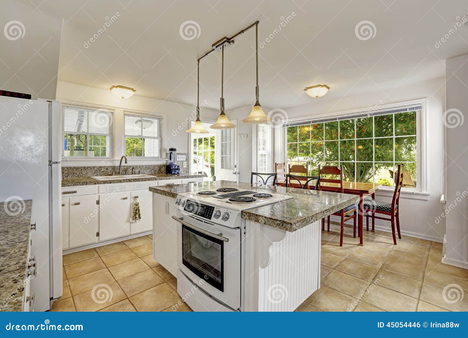 Interior Moderno Blanco Brillante De La Cocina Con La Isla Interior Moderno Blanco Brillante De La Cocina Con La Isla