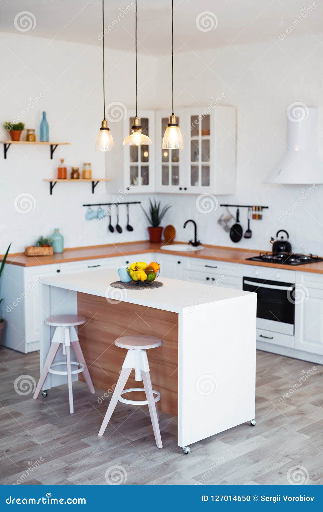 Interior Moderno De La Cocina Con La Isla, El Fregadero, Los Gabinetes, Y  La Ventana Grande En Nuevo Hogar De Lujo Foto de archivo - Imagen de  refrigerador, cuarzo: 127014650