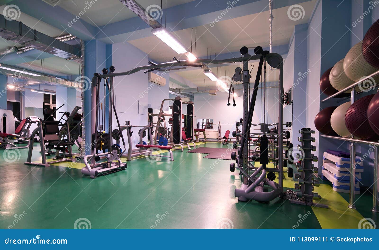 Interior Moderno Do Gym Com Material Desportivo Imagem de Stock