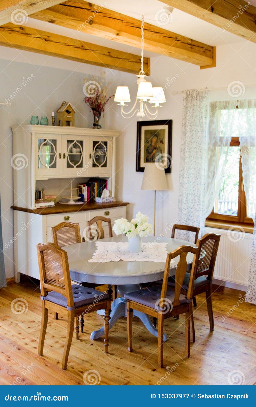 Interior Rústico Del Comedor Y De La Cocina Del Hogar Polaco Imagen de archivo - Imagen de pintado, muebles: 153037977