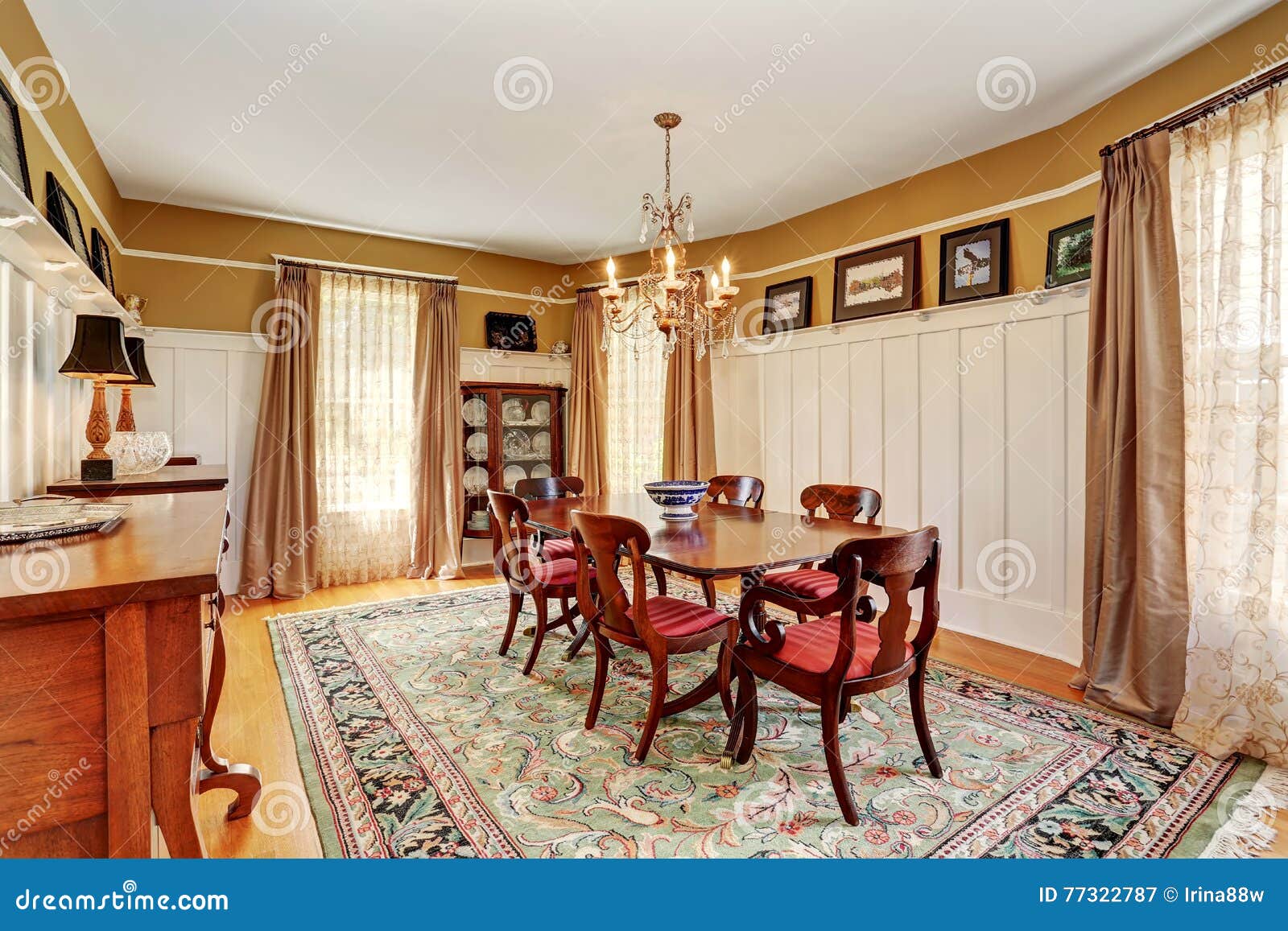 Comedor Interior Con Mesa De Madera Y Sillas De Mimbre Fotos, retratos,  imágenes y fotografía de archivo libres de derecho. Image 182842879