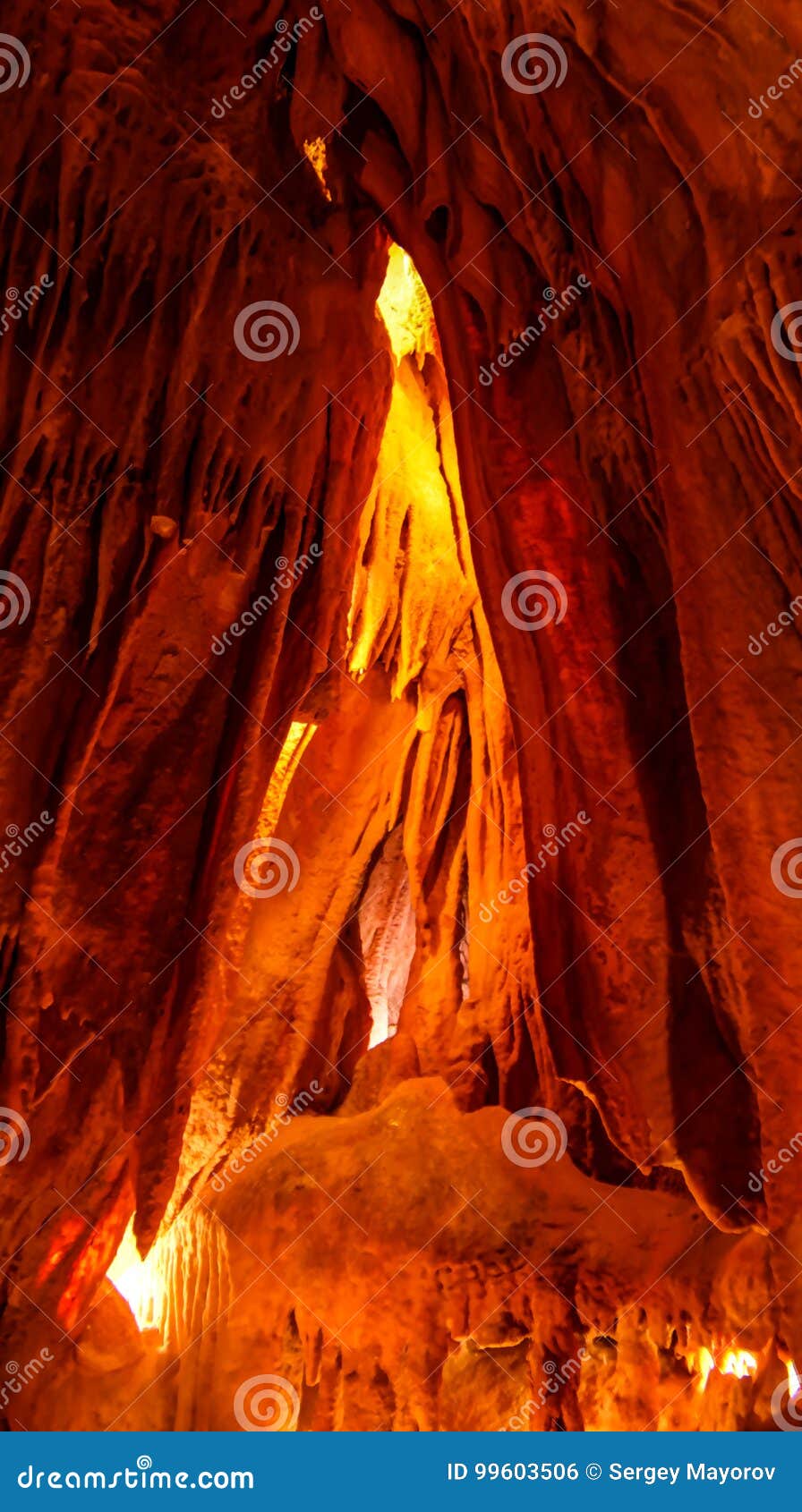 interior view to grutas mira de aire cave, portugal