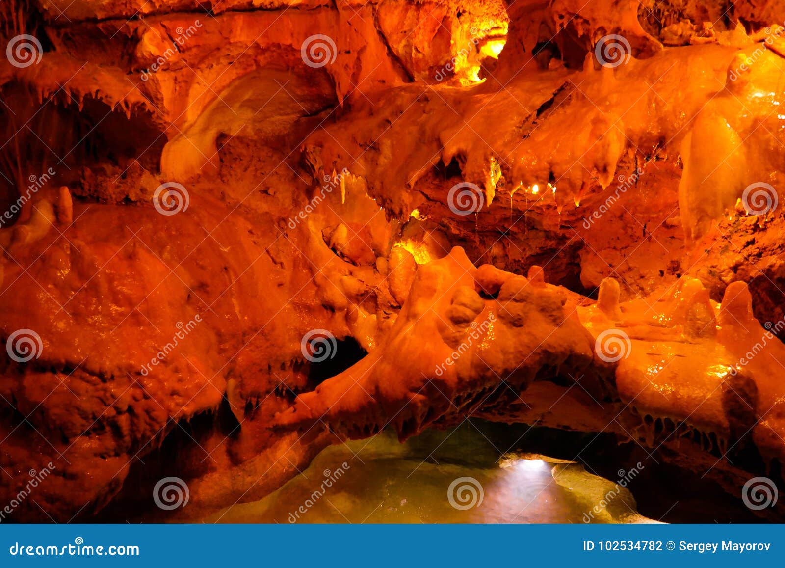 interior view to grutas mira de aire cave, portugal