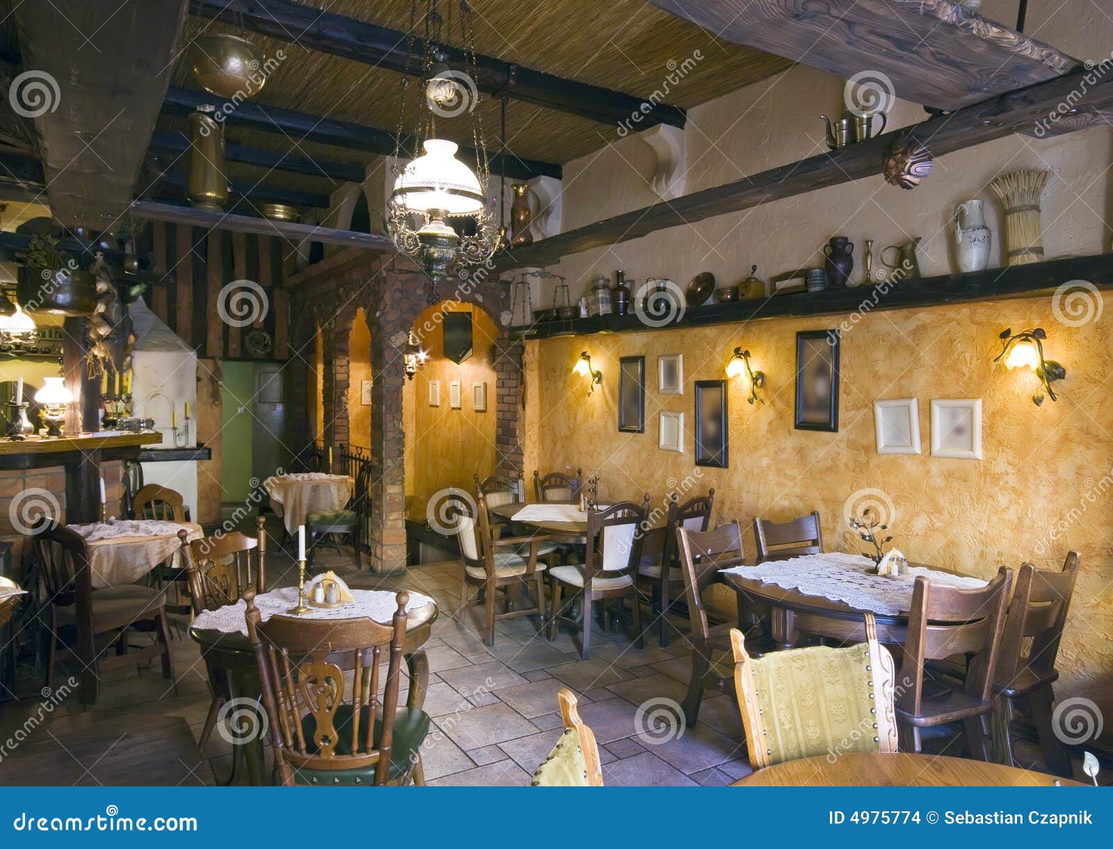 Interiore classico del ristorante. Un interiore alla moda del ristorante, la stanza è rustico, decorato in modo bello, abbondanza dei particolari raffinati interamente intorno all'<a href="http://www.dreamstime.com/interiors-rcollection4789-resi208938" STYLE="font-size:13px; text-decoration: blink; color:#FF0000"><b>ACCUMULAZIONE degli INTERIORI di place.MY?</b></a>