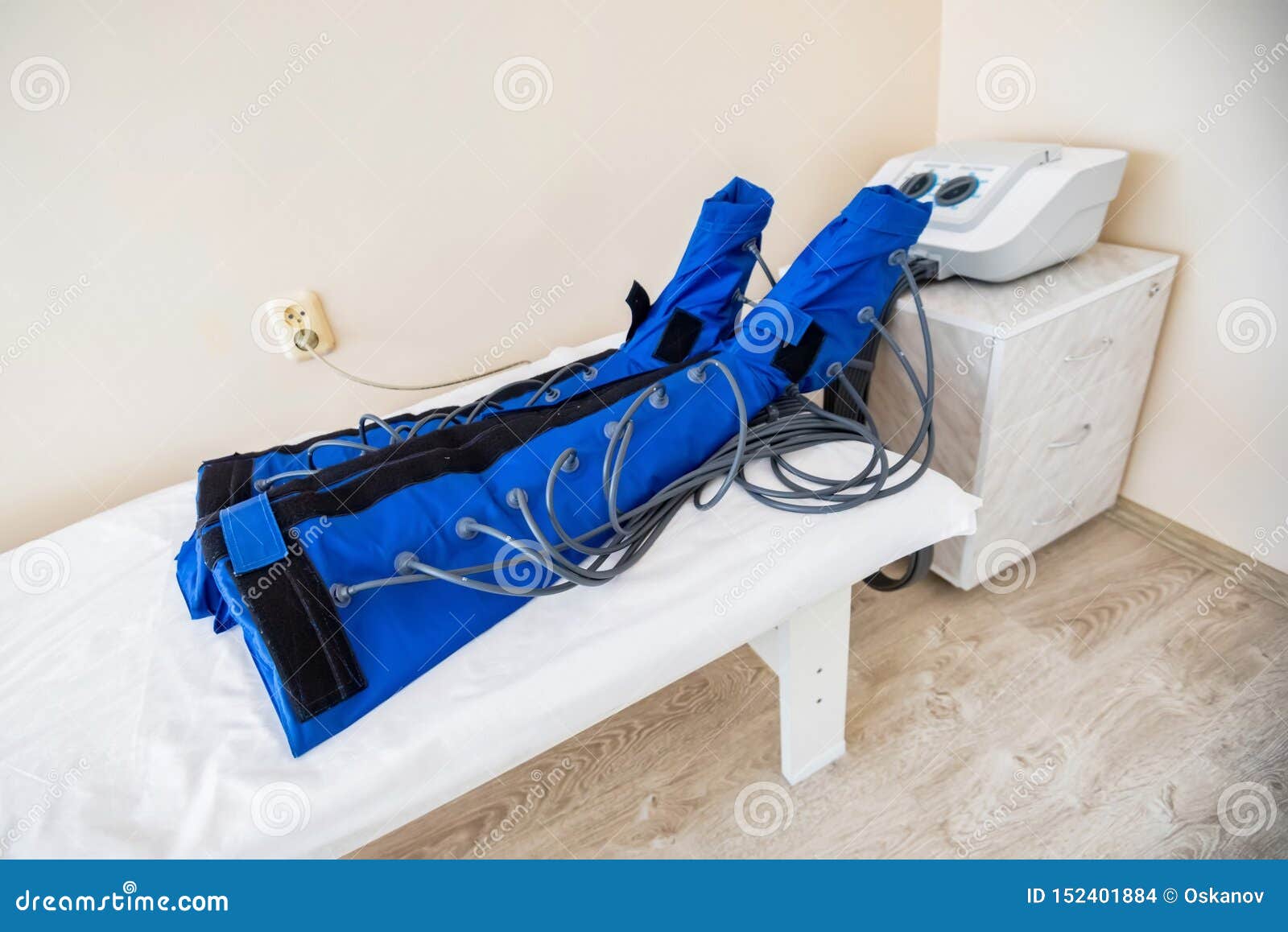 https://thumbs.dreamstime.com/z/intermittent-pneumatic-compression-equipment-medical-room-view-couch-cabinet-152401884.jpg