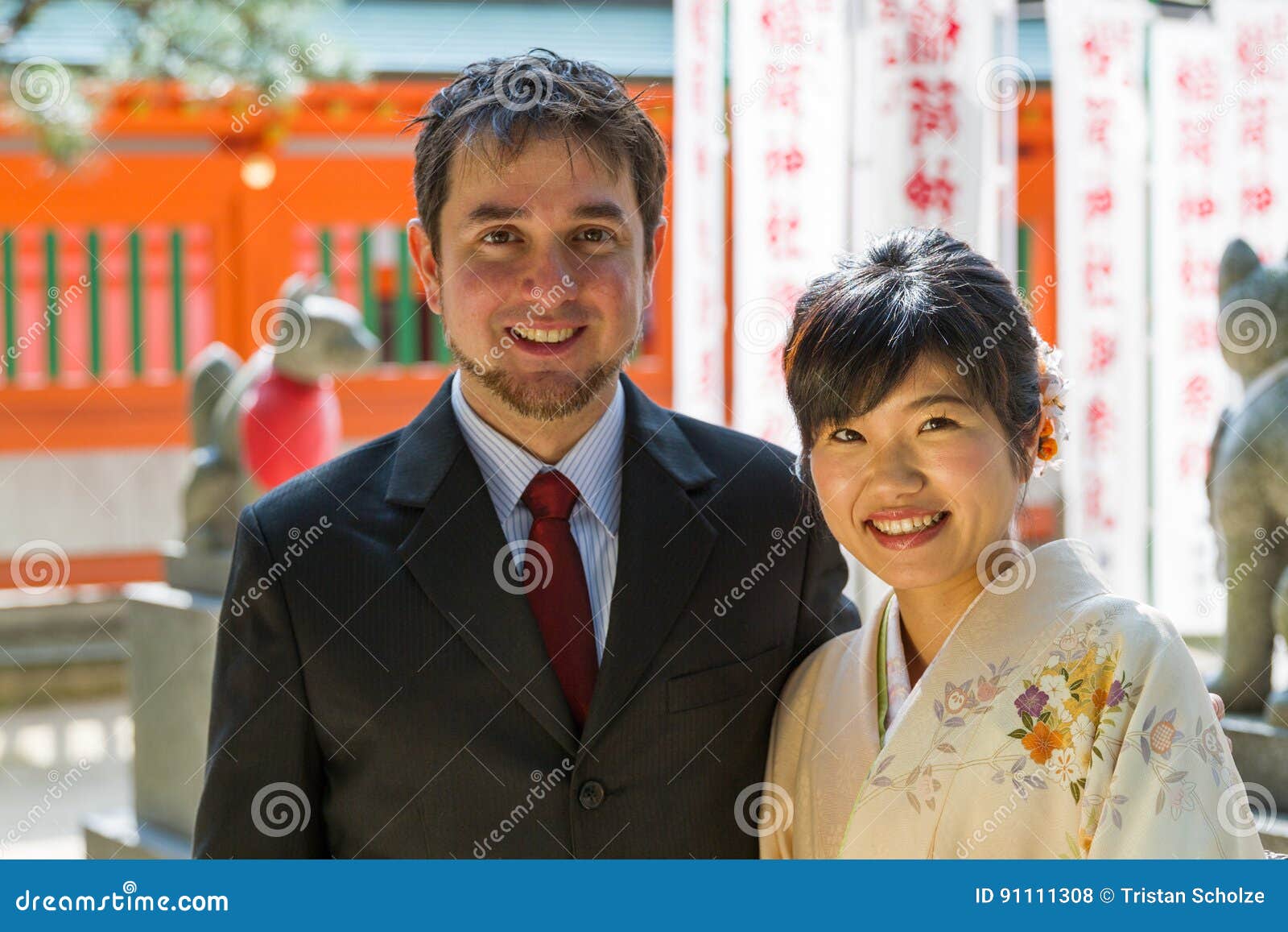 https://thumbs.dreamstime.com/z/international-couple-japanese-shrine-white-pose-suit-kimono-front-91111308.jpg