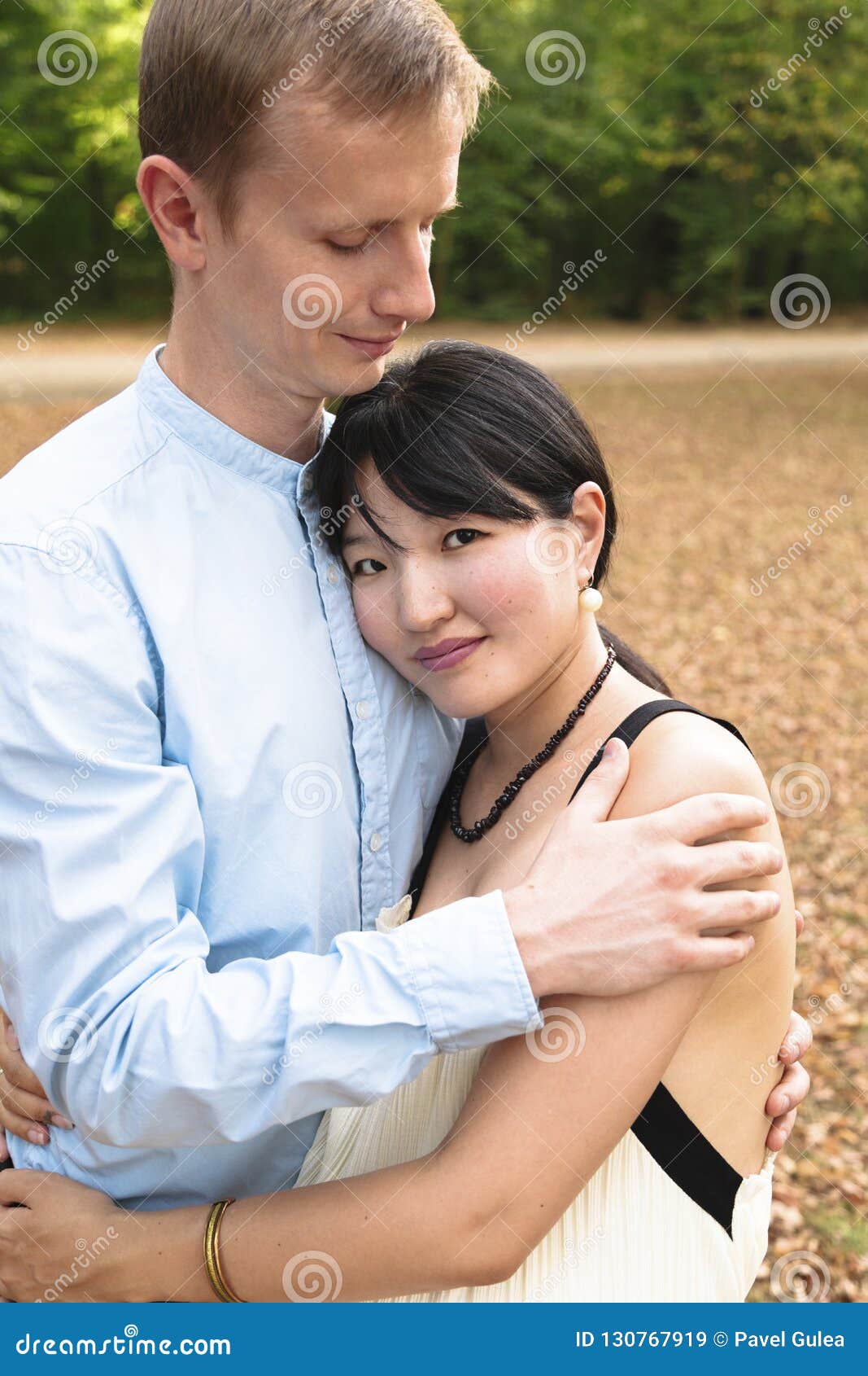 https://thumbs.dreamstime.com/z/international-young-romantic-couple-caucasian-men-asian-women-outdoor-hugging-close-up-romantic-international-couple-130767919.jpg