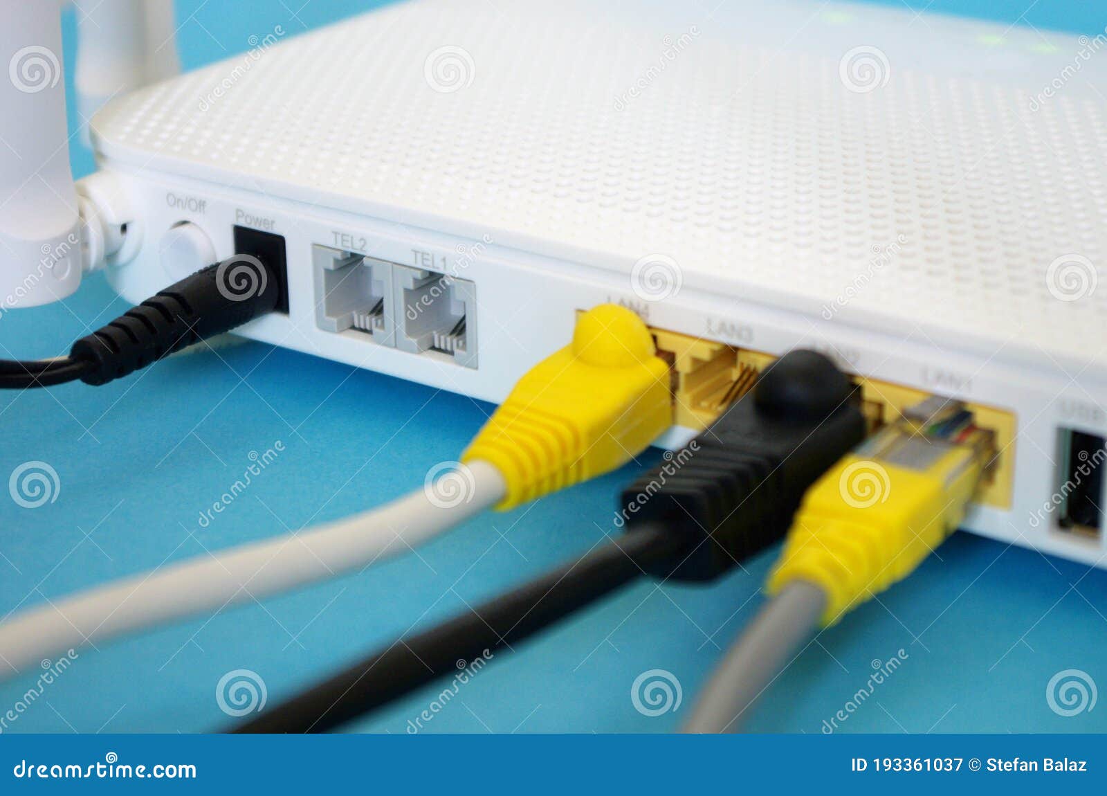 Internet De Fibra óptica. Cables De Red Conectados a Un Router. Enrutador  De Internet Inalámbrico Con Cables Conectados. Seguridad Foto de archivo -  Imagen de velocidad, eléctrico: 193361028