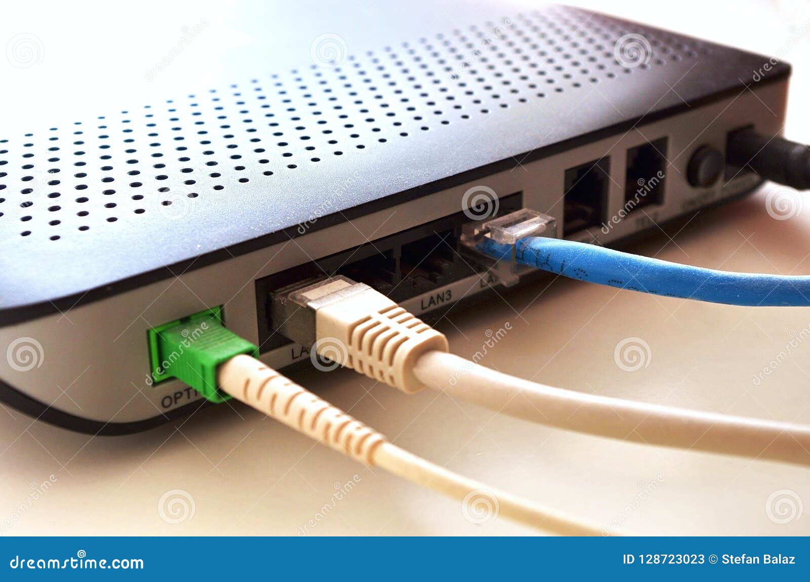 Internet De La Fibra óptica, Cable De La Red Conectó Con Un Router,  Concepto De Internet, Prueba De Velocidad Imagen de archivo - Imagen de  fondo, equipo: 128723023