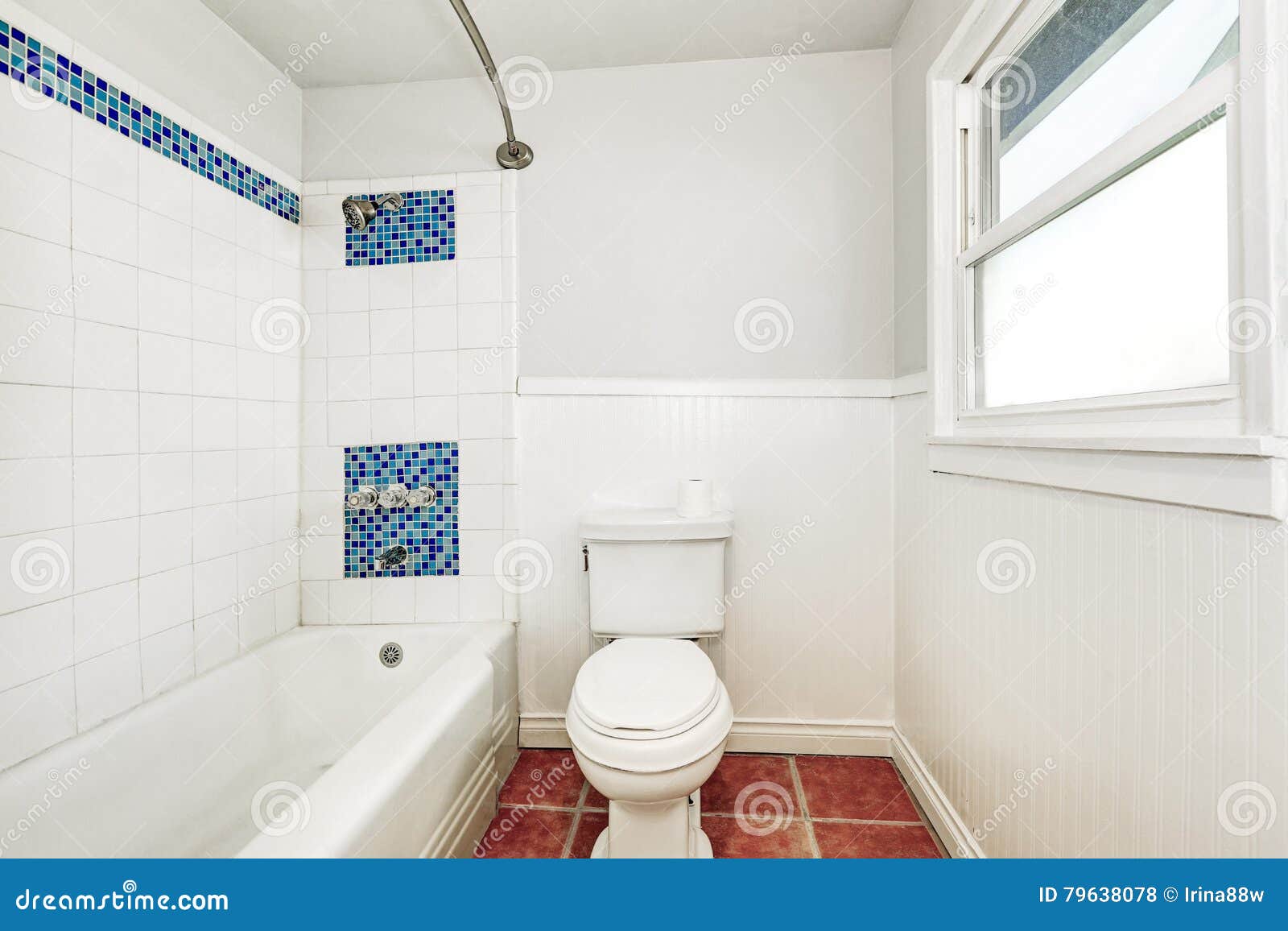 interno bianco del bagno con la disposizione blu della parete ... - Blu Piastrelle Del Bagno Mosaico interno bianco del bagno con la disposizione blu della parete ... - Blu Piastrelle Del Bagno Mosaico
