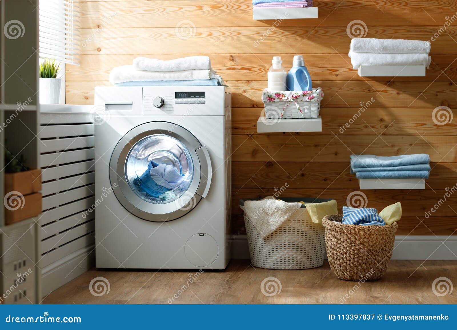 Interno della stanza di lavanderia reale con la lavatrice alla finestra a. Interno di una stanza di lavanderia reale con una lavatrice alla finestra a casa