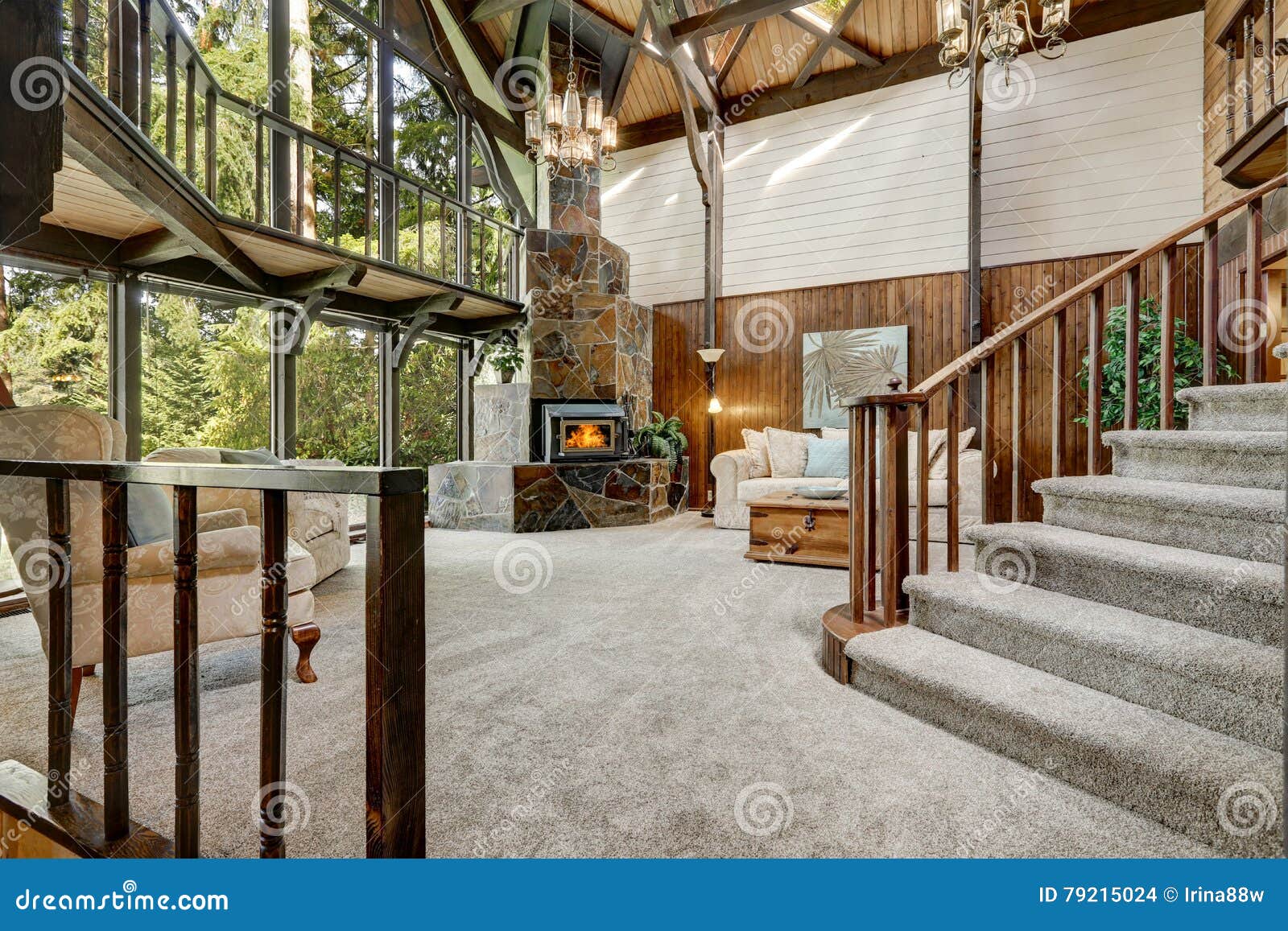 Parete di pietra su stile moderno interno della stanza di legno ...