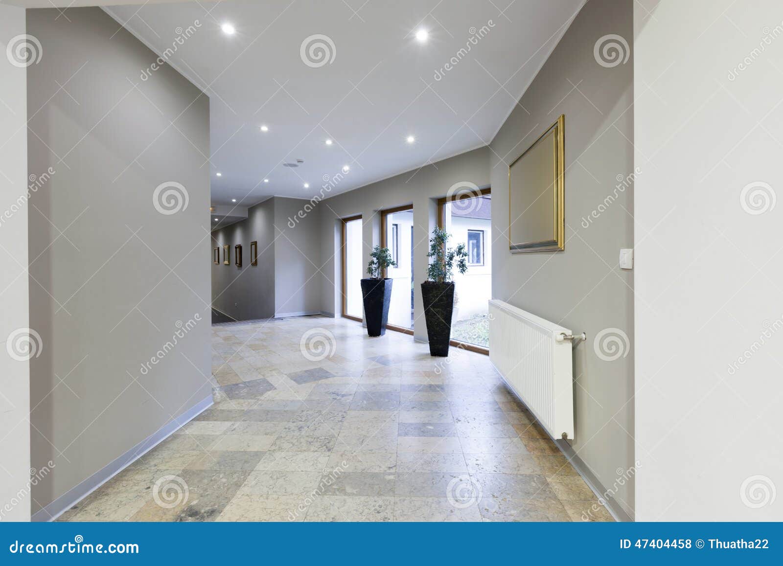 Illuminazione di un corridoio: interno di un corridoio in albergo ...