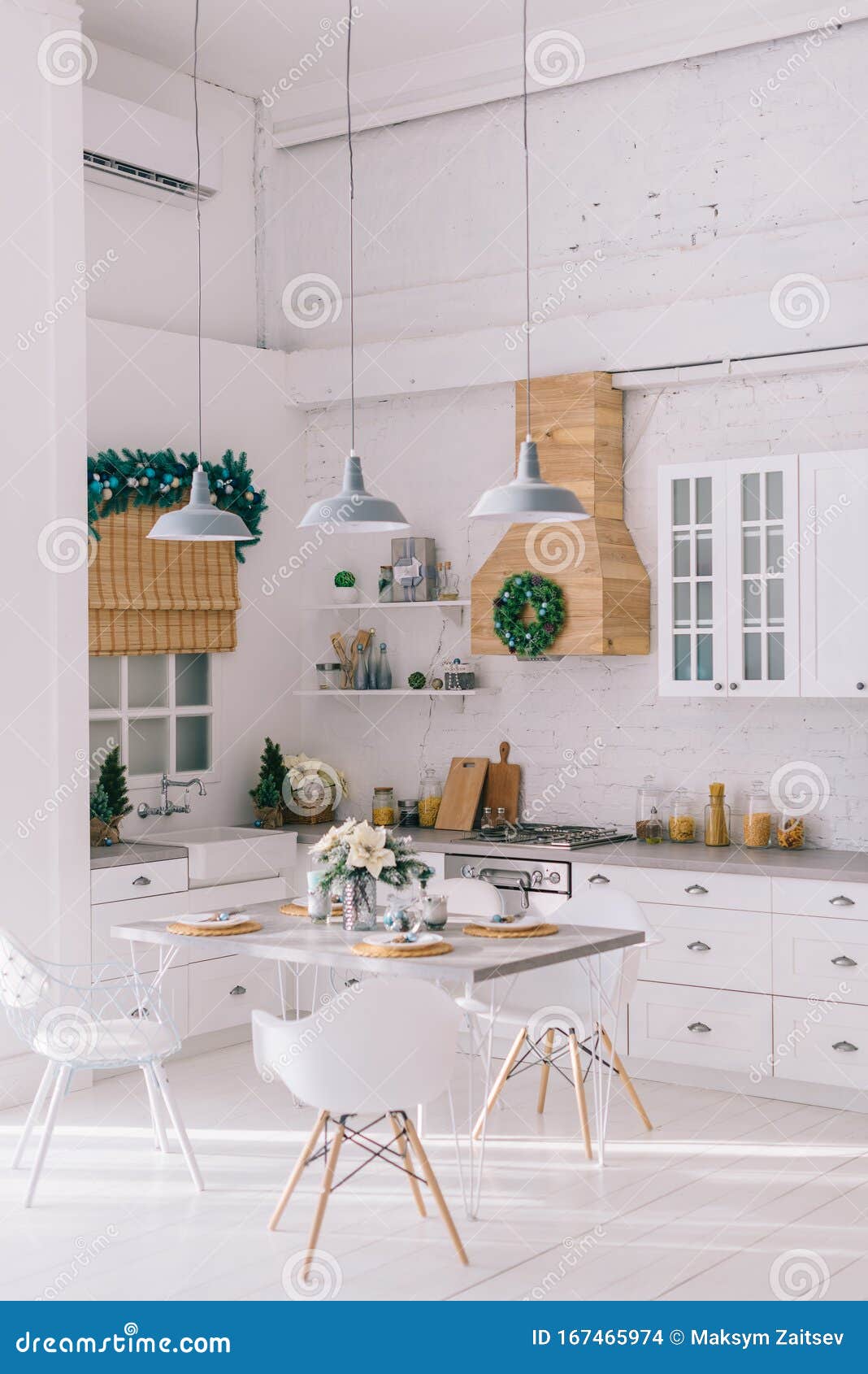 Interno Di Una Cucina Moderna E Luminosa In Stile Vintage Decorato Con Decorazione Natalizia Fotografia Stock Immagine Di Giorno Festa