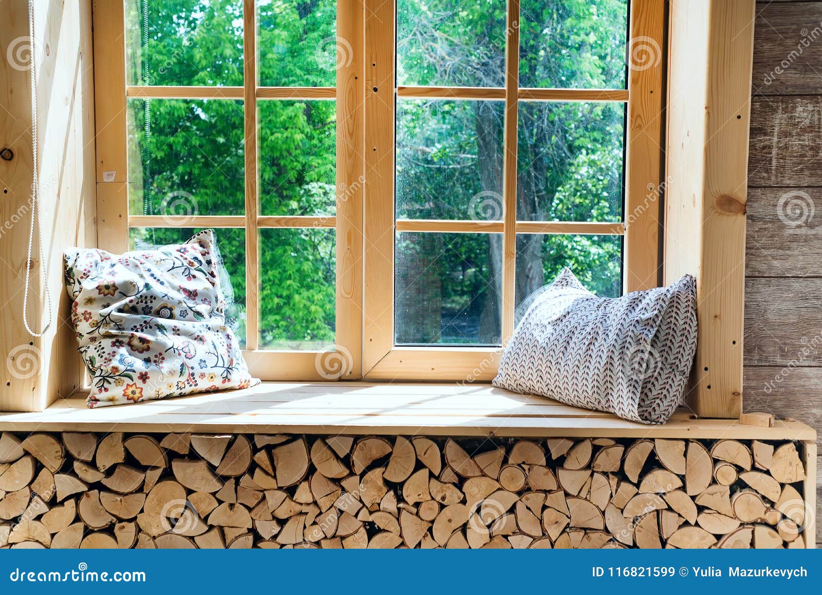 Interno Luminoso Della Stanza Con Le Tende Il Davanzale Di Legno Della Finestra Ed I Cuscini Immagine Stock Immagine Di Grigio Nessuno