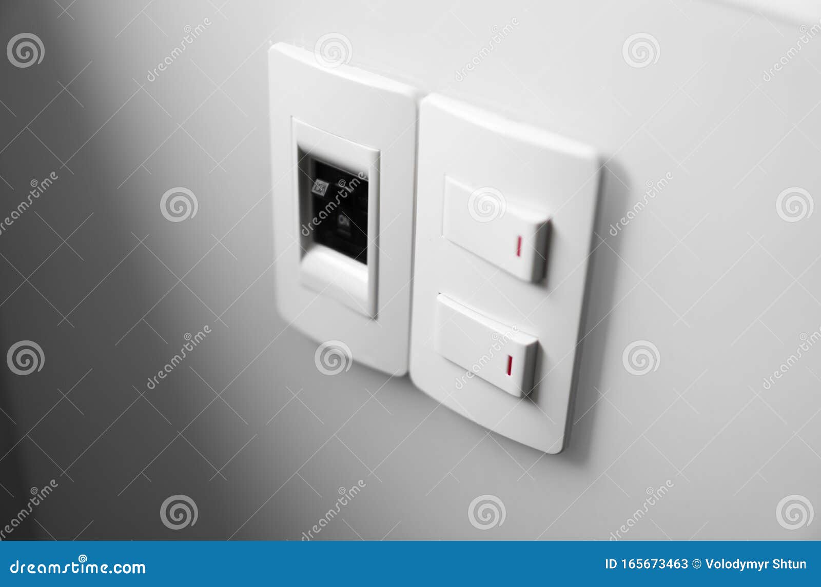 Interruptor Blanco En Una Pared Blanca Con Dos Interruptores Y Un  Interruptor Común Imagen de archivo - Imagen de concepto, prensa: 165673463