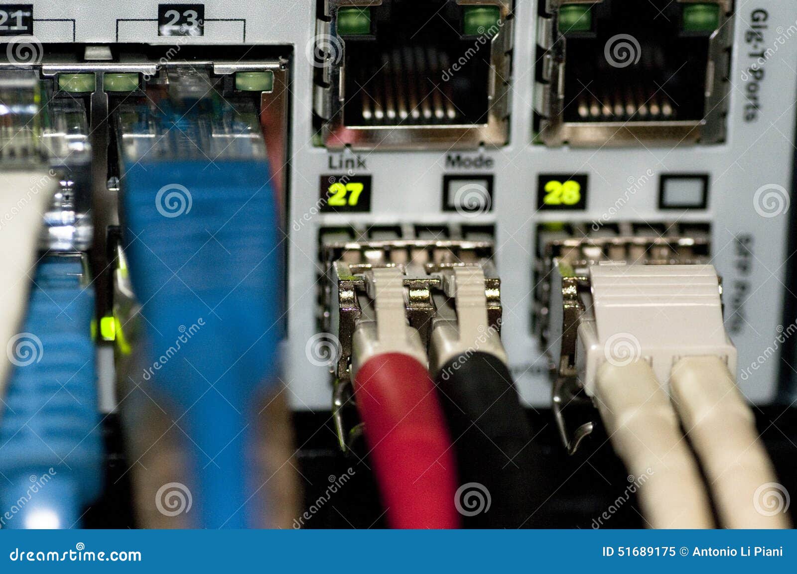 Interruptor da rede Ethernet com cabos ethernet. Interruptor da rede Ethernet com os cabos ethernet azuis, verdes, o cinza e o vermelho