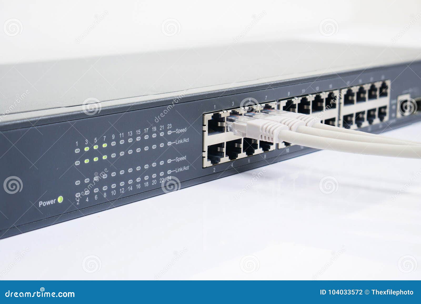 Interruptor e cabos ethernet de rede no centro de dados