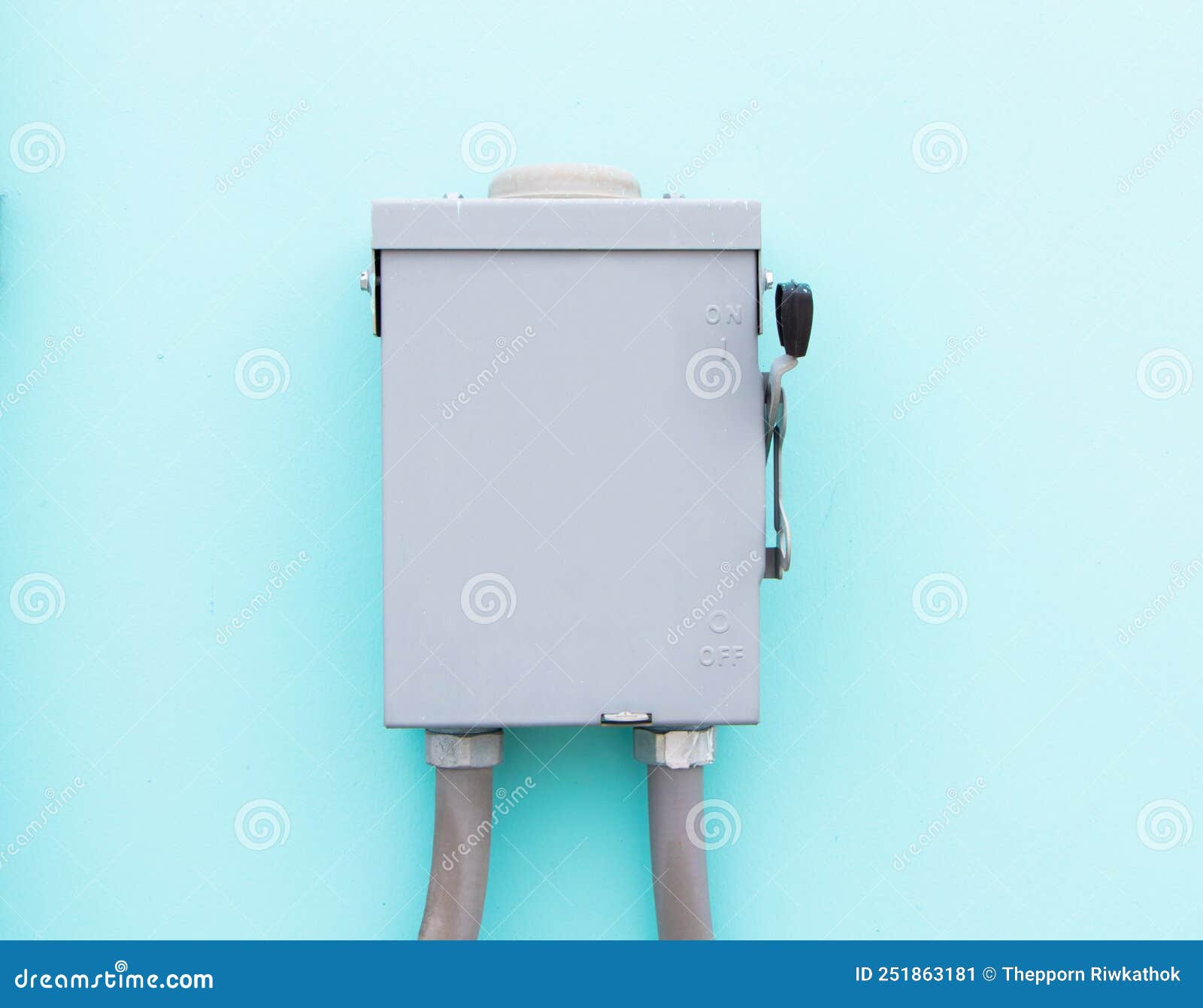 Interruptor Pequeño Y Botón De Potencia Para Distribuir Suministro De  Electricidad Con Tubo Flexible De Metal. Imagen de archivo - Imagen de  distribuya, control: 251863181