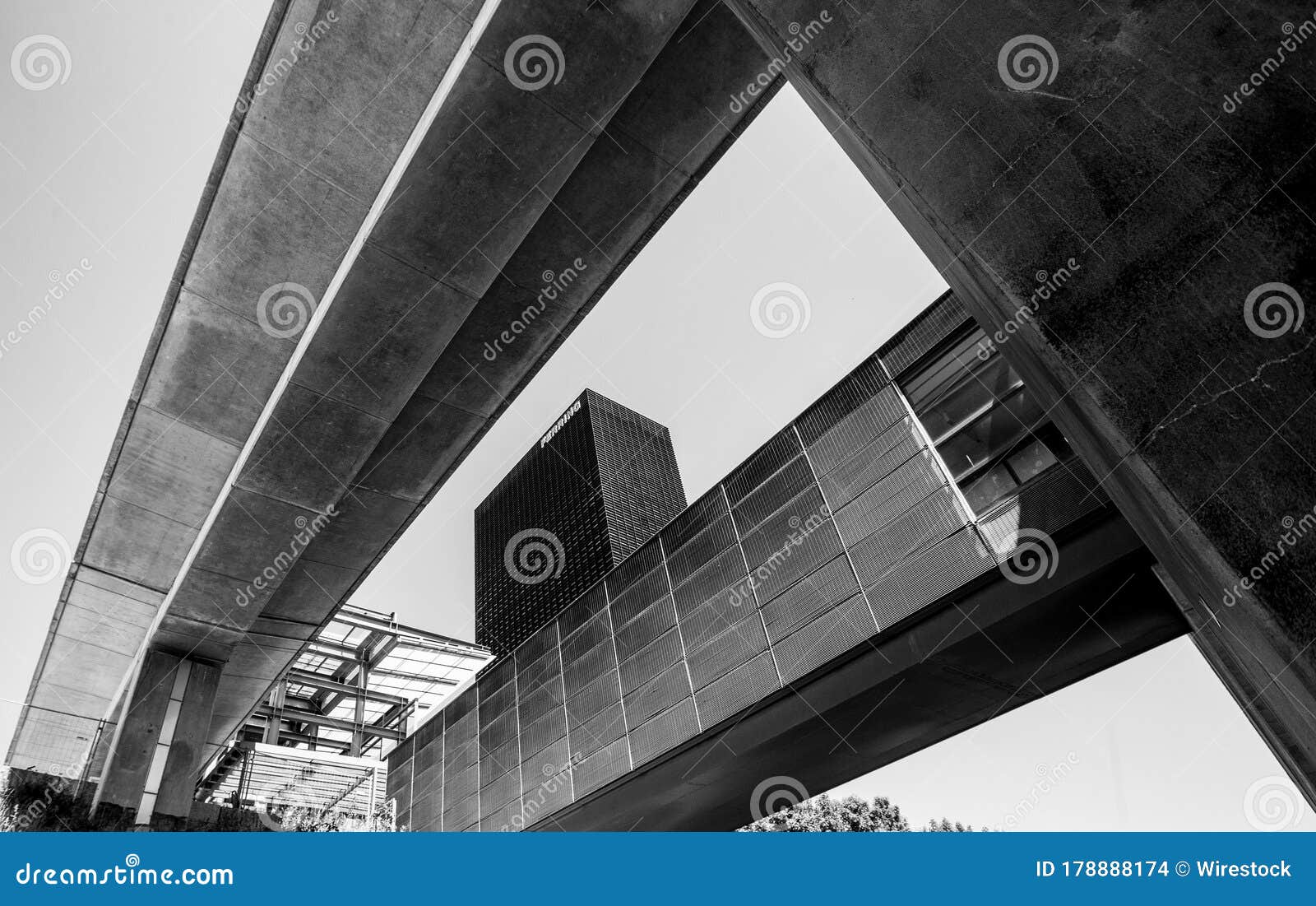 intersecting lines at train station