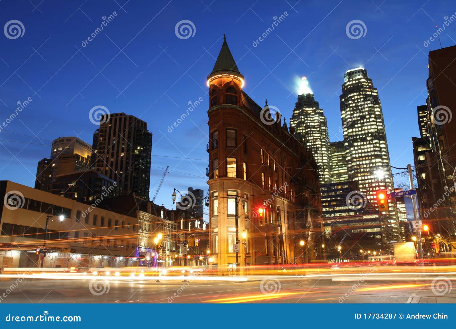 Interseção de Toronto. Toronto, Canadá: Interseção do St. de Wellington, do St. dianteiro, e do St. da igreja na noite com o edifício icónico de Flatiron.